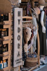 een winkel met een bord met voodoo en conceptwinkels bij Soros Beach Antiparos in Agios Georgios