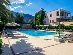 The swimming pool at or close to Tal Beach Hotel