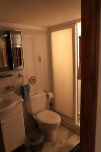 a bathroom with a toilet and a sink at Sunrise seahouse in Vromopoúsi