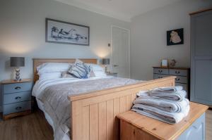 Giường trong phòng chung tại Wern Y Glais - 2 Bedroom Cottage - Glais