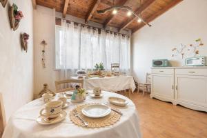 een kamer met een tafel met bekers en borden erop bij B&B Le Maison di MaVi in Porto Cesareo