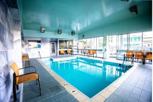 een groot zwembad met stoelen en tafels in een gebouw bij Seaview Hotel in Virginia Beach