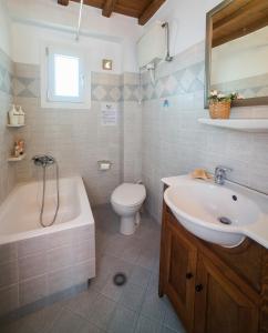 Kúpeľňa v ubytovaní Villa Abella Paraga Mykonos, Traditional with amazing sea view, up to 6 people