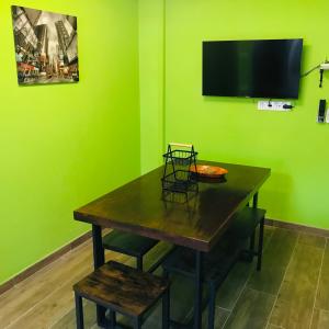 A television and/or entertainment centre at Agradable casa con patio a 100 metros de la playa