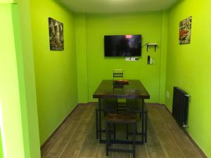 A television and/or entertainment centre at Agradable casa con patio a 100 metros de la playa