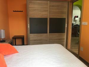 A bed or beds in a room at Agradable casa con patio a 100 metros de la playa