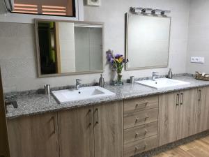 A bathroom at Agradable casa con patio a 100 metros de la playa
