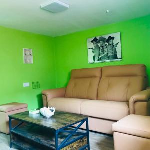 A seating area at Agradable casa con patio a 100 metros de la playa