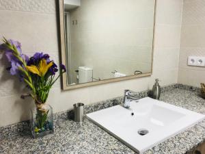 A bathroom at Agradable casa con patio a 100 metros de la playa