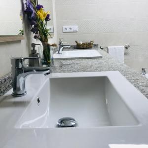 A bathroom at Agradable casa con patio a 100 metros de la playa