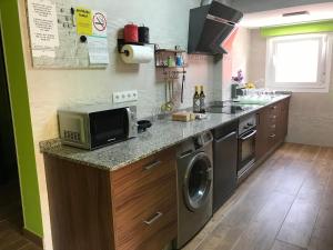 A kitchen or kitchenette at Agradable casa con patio a 100 metros de la playa