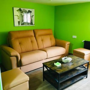 A seating area at Agradable casa con patio a 100 metros de la playa