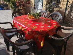 ランポーヤにあるAlojamiento rural Masía Valldepérezの赤いテーブルクロスと果物の入ったテーブル