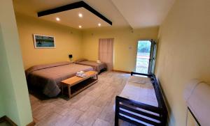 1 dormitorio con 2 camas y mesa. en Hostería Jasy en Colonia Carlos Pellegrini