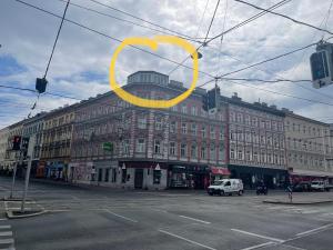 un gran edificio con un gran círculo amarillo. en Gesamte Unterkunft über den Dächern Wiens en Viena