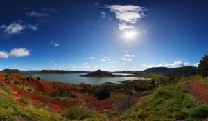 una vista de un lago en medio de un campo en Charmant studio tout neuf avec coin jardin et hamac en Octon