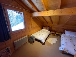 Ein Bett oder Betten in einem Zimmer der Unterkunft Beautiful 5-bed chalet in Les Carroz d'Araches