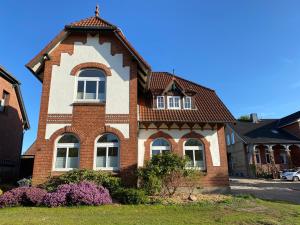 une maison en briques rouges avec un toit brun dans l'établissement Das Föhs, à Eckernförde
