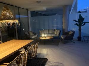 Część wypoczynkowa w obiekcie Stupa Hills IV F33G - Superb Sea View Apartment