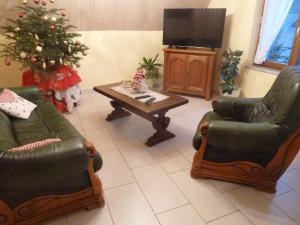 uma sala de estar com uma árvore de Natal e uma mesa de centro em Schiefferberg em Bernardvillé