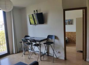 Televízia a/alebo spoločenská miestnosť v ubytovaní Diagonal Apartments