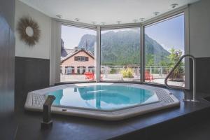 Bazén v ubytování Sporthotel Pontresina nebo v jeho okolí