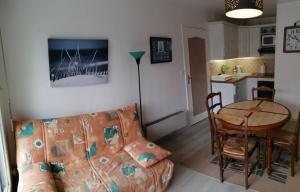 sala de estar con sofá y mesa en Appartement 2 pièces entièrement rénové, en Villers-sur-Mer