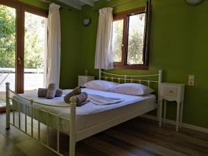 Postel nebo postele na pokoji v ubytování Theonymfi Luxury Villas + 37 fotografií