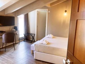 um quarto de hotel com uma cama e uma cozinha em Gatto Bianco Rooms 42 em Bérgamo