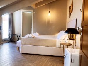 A bed or beds in a room at Gatto Bianco Rooms 42