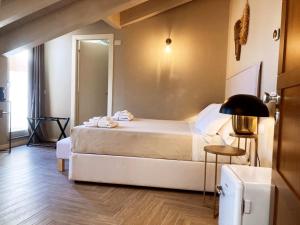 a bedroom with a large bed in a room at Gatto Bianco Rooms 42 in Bergamo
