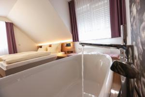 Postel nebo postele na pokoji v ubytování Hotel Garni Bergblick