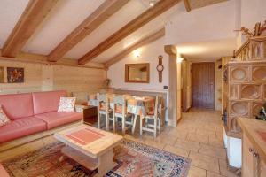 リヴィーニョにあるBaita dei ski Casinaのソファとテーブルのあるリビングルーム