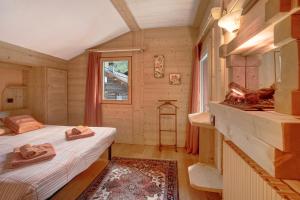 リヴィーニョにあるBaita dei ski Casinaの小さなベッドルーム(ベッド2台、窓付)