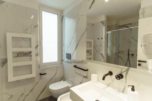 biała łazienka z umywalką i toaletą w obiekcie B&B Nel Blu Dipinto Di Blu w mieście Polignano a Mare +37 zdjęć