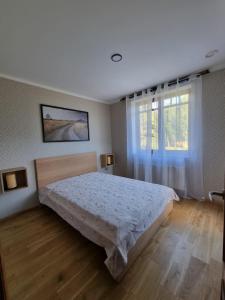 Postel nebo postele na pokoji v ubytování Vāgnera parks