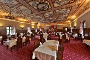 A restaurant or other place to eat at Hotel Grand Vígľaš