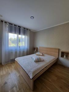 Postel nebo postele na pokoji v ubytování Vāgnera parks