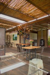 a dining area with a wooden table and chairs at La Meca Glamping in Guasca