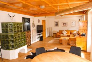 A seating area at Wastlbauer - Luxus Chalet mit Wohlfühlfaktor