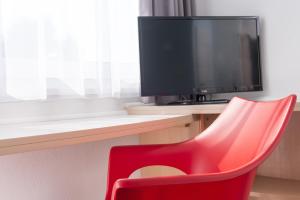 TV a/nebo společenská místnost v ubytování ibis Berlin City Nord