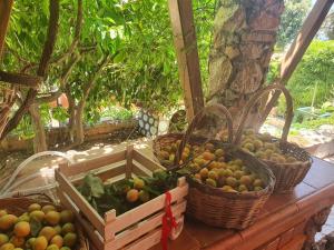 een bos manden met fruit op een tafel bij Nadia's Traditional Greek House in Anavissos