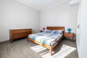 Un pat sau paturi într-o cameră la Sanremo Dream - Casa Camilla