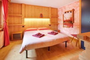ein Schlafzimmer mit einem Bett mit zwei Handtüchern darauf in der Unterkunft Baita dei ski app 1 in Livigno