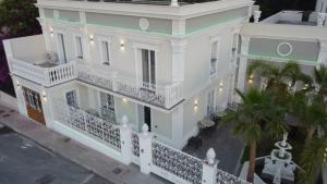 een balkon met uitzicht op een wit huis bij B&B Villa Esmeralda in San Filippo del Mela
