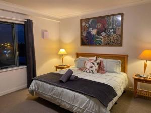 a bedroom with a bed with two lamps and a window at City River Views Free Parking WIFI Netflix Wine in Perth