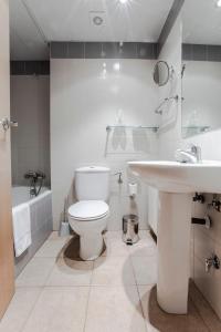 Baño blanco con aseo y lavamanos en Outdoor Apartaments - Ski en Canillo