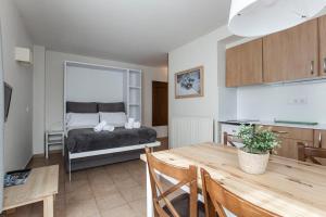 a kitchen and living room with a bed and a table at Outdoor Apartaments - Ski in Canillo