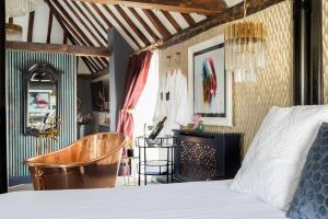 1 dormitorio con cama y bañera. en Staycations Maldon en Maldon