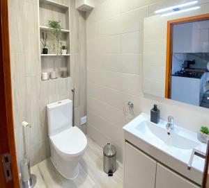 un bagno con un water e un lavandino di Appartement luxueux - Vue magnifique, piscine, balcon - Parking a Foz do Arelho